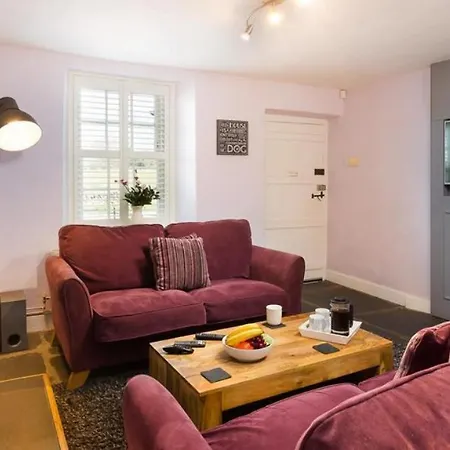 Low Dog Kennel Cottage